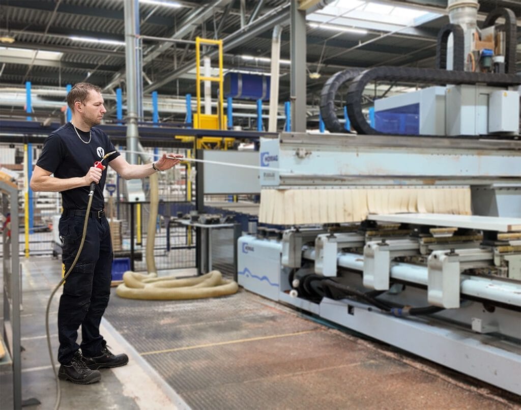 CNC-operator aan het werk bij Van Vuuren